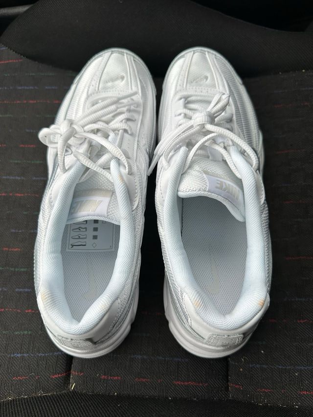 Nike P-6000 Blancas Plateadas, sin estrenar.