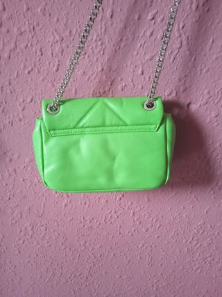 Bolso verde acolchado con cadena