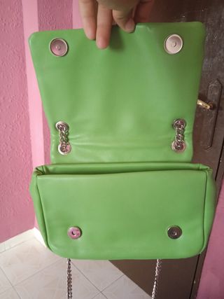 Bolso verde acolchado con cadena