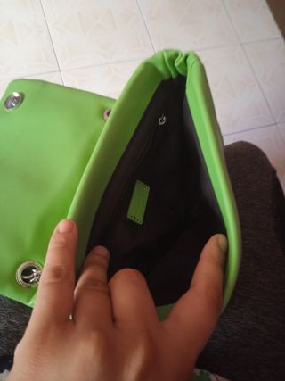 Bolso verde acolchado con cadena