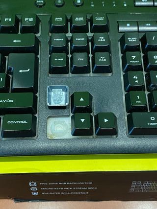 Teclado Corsair K55 RGB PRO - Tecla rota