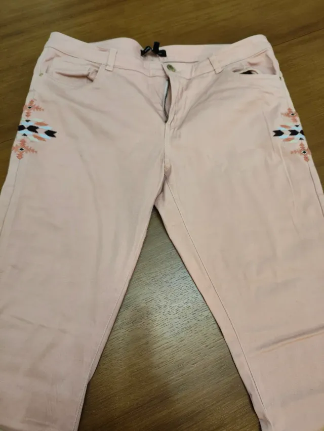 Vaqueros rosas con bordado étnico