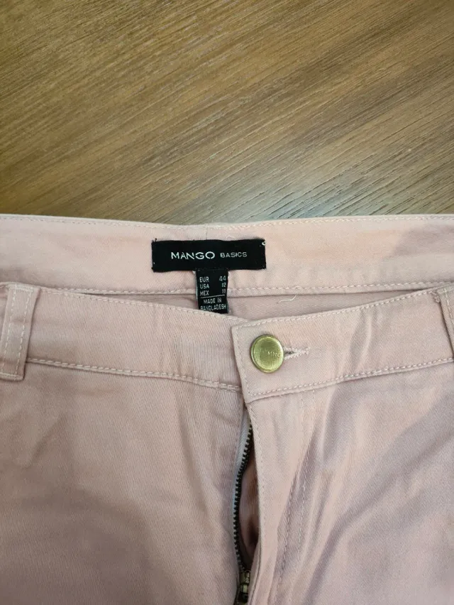 Vaqueros rosas con bordado étnico