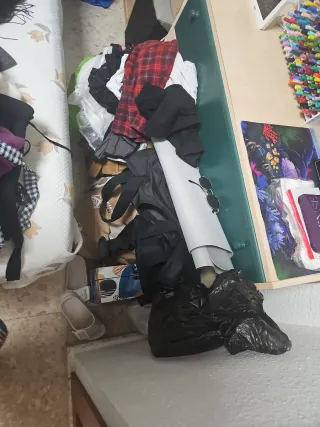 Bolsa con ropa, zapatos y teclado