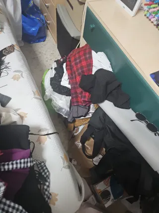 Bolsa con ropa, zapatos y teclado
