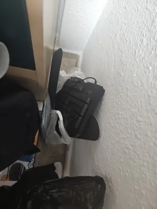 Bolsa con ropa, zapatos y teclado