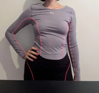 Camiseta deportiva Puma lila con detalles coral