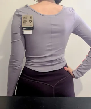 Camiseta deportiva Puma lila con detalles coral