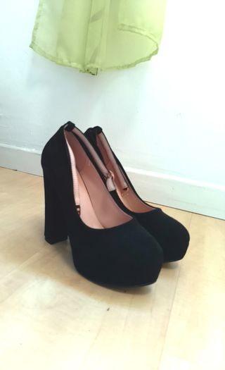 Zapatos de tacón negros con cinta