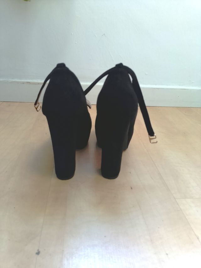 Zapatos de tacón negros con cinta