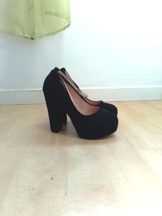 Zapatos de tacón negros con cinta