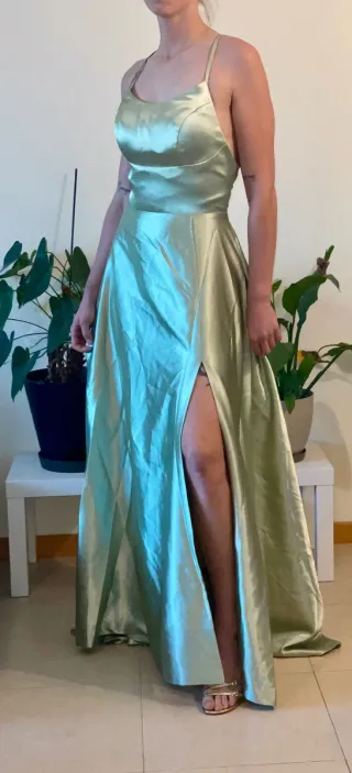 Elegante vestido verde con abertura