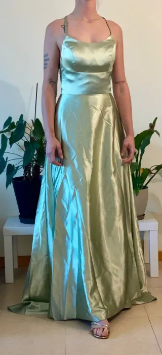 Elegante vestido verde con abertura