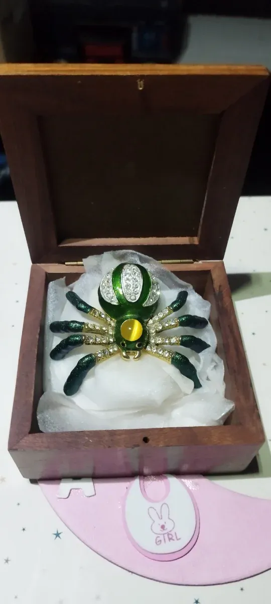 Portapillole smaltato a forma di ragno
Sento offerte