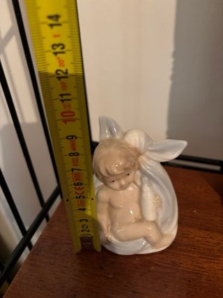 Figura bebé envuelto en tela