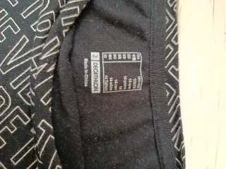 Crop top Decathlon negro estampado