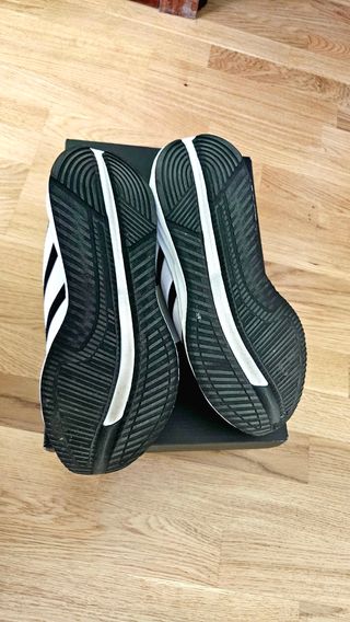 Zapatillas Adidas Negras y Blancas
