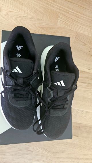 Zapatillas Adidas Negras y Blancas