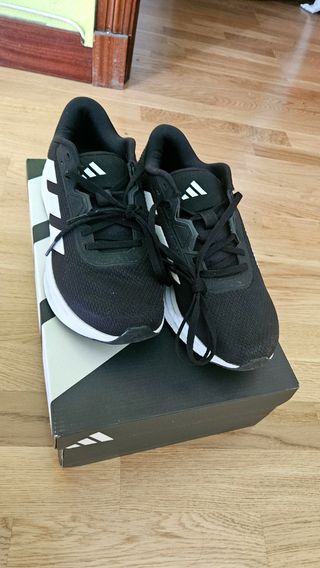 Zapatillas Adidas Negras y Blancas
