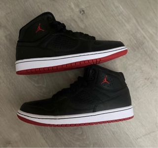 Zapatillas Jordan Negras y Rojas