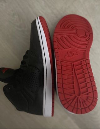 Zapatillas Jordan Negras y Rojas