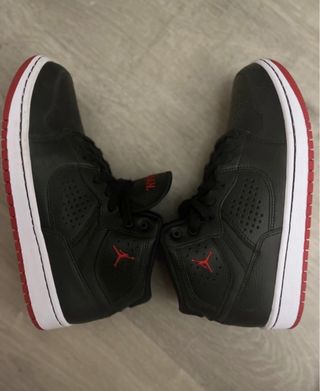 Zapatillas Jordan Negras y Rojas