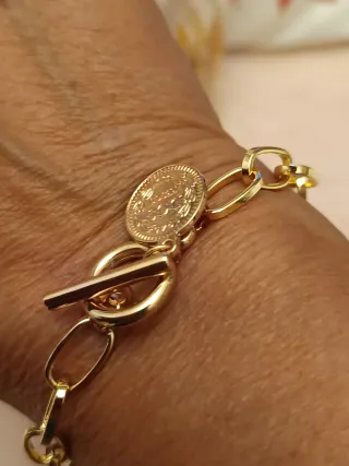 Pulsera dorada con moneda