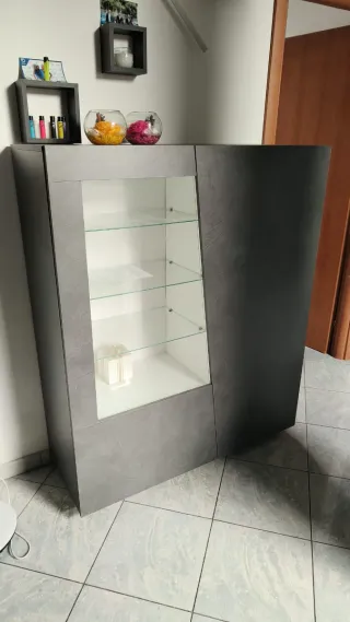 Credenza grigia con vetrina