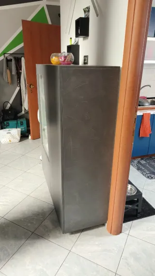 Credenza grigia con vetrina