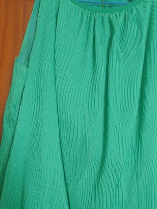Vestido verde tejido con textura 