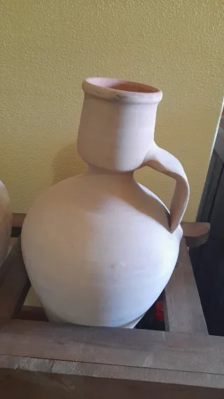 Cantarera con 3 cántaros de barro