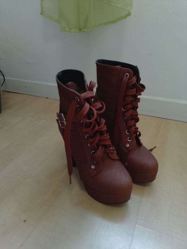 Botines de tacón marrones con cordones