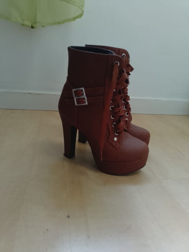 Botines de tacón marrones con cordones