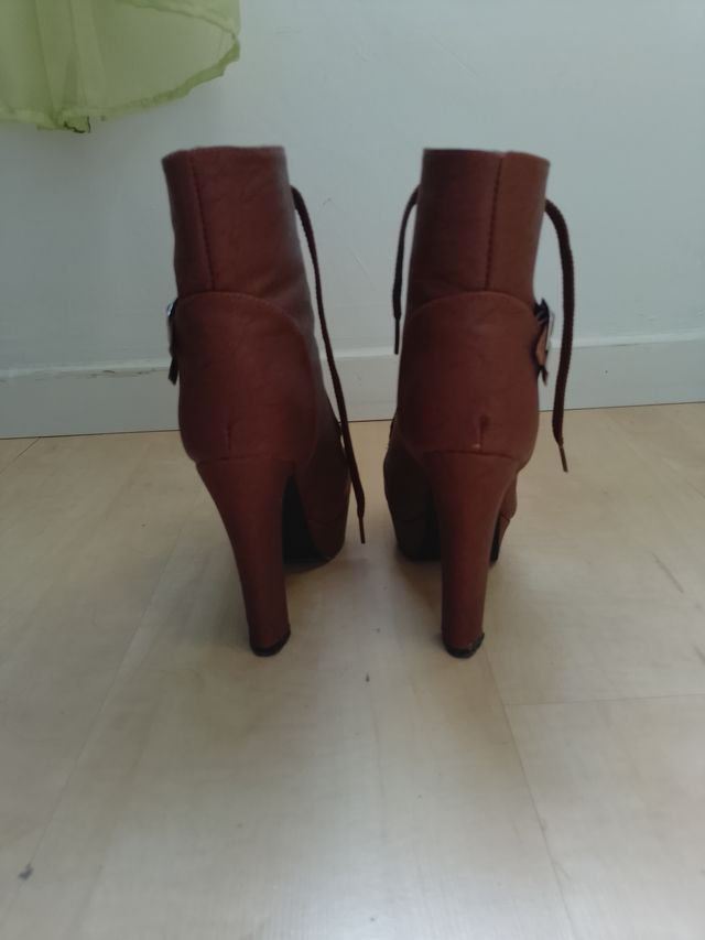 Botines de tacón marrones con cordones