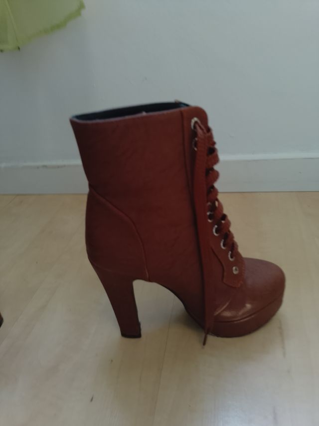 Botines de tacón marrones con cordones