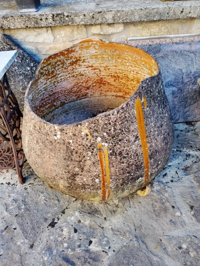 Antigua vasija de barro