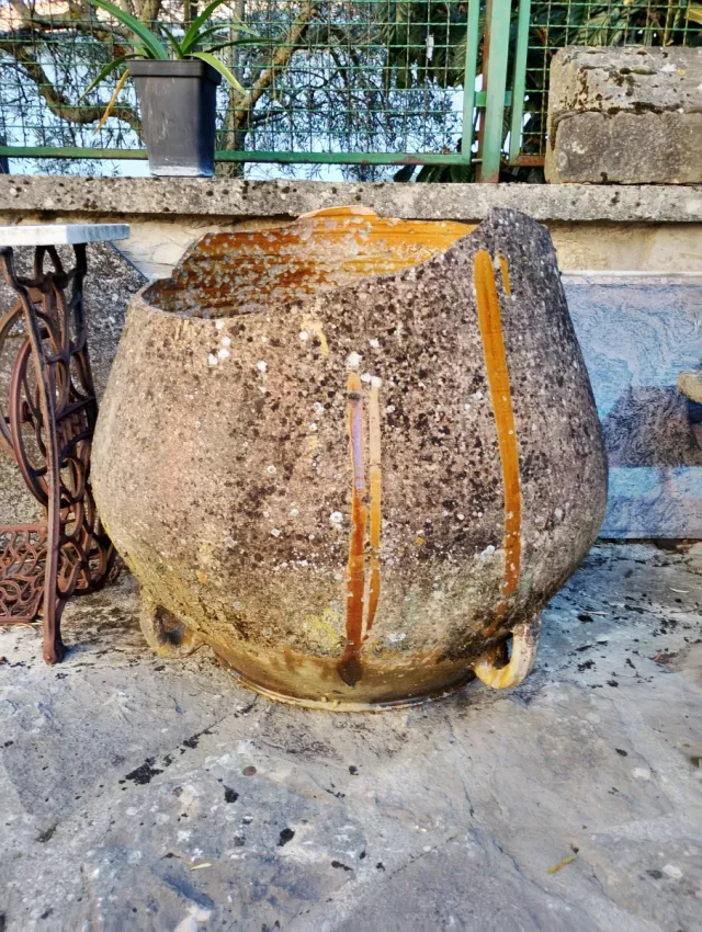 Antigua vasija de barro