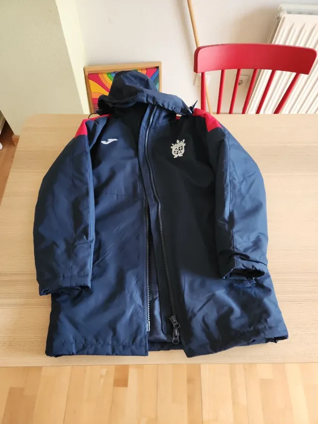 Abrigo Joma equipo fútbol Illescas azul/rojo