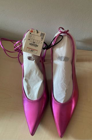 Tacones rosa metalizados Zara, punta y atados. 