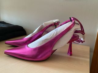 Tacones rosa metalizados Zara, punta y atados. 