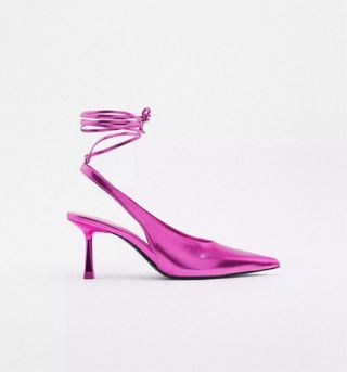 Tacones rosa metalizados Zara, punta y atados. 