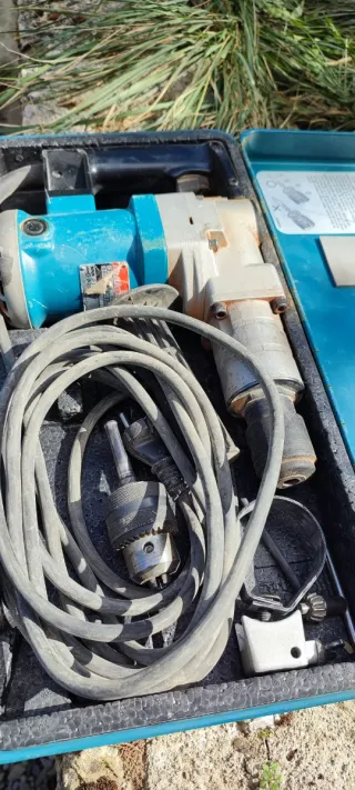 Martillo Makita con brocas normales y Hilti