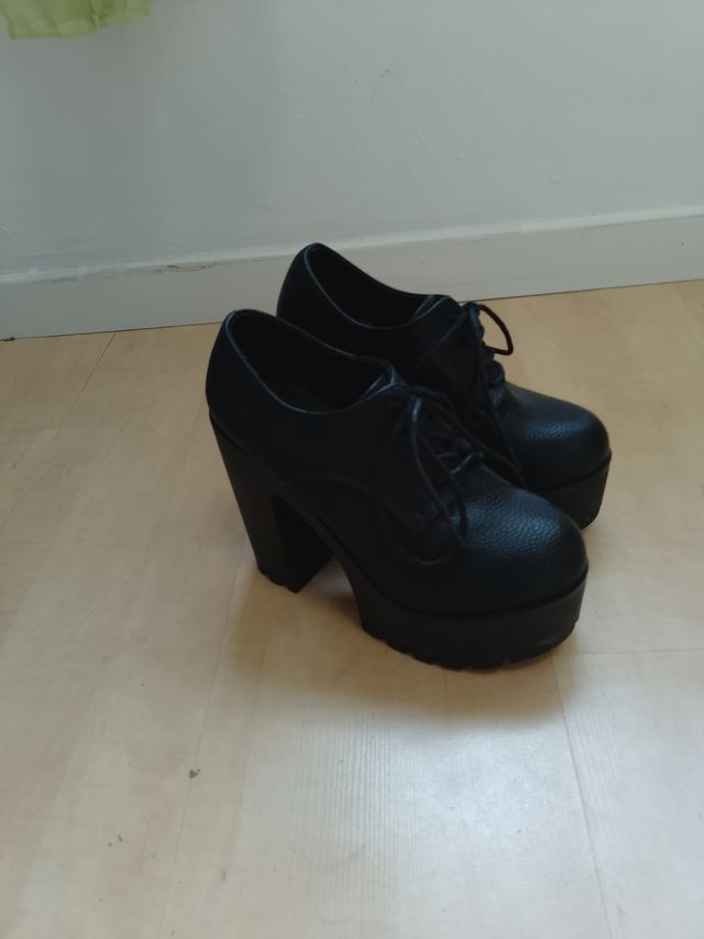 Zapatos de tacón y plataforma negros