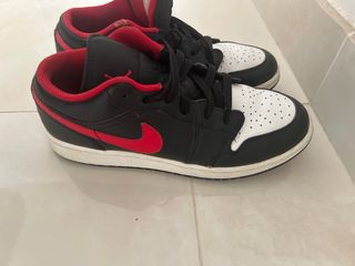 Zapatillas Jordan Negras y Rojas negociable