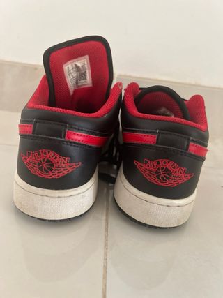 Zapatillas Jordan Negras y Rojas negociable