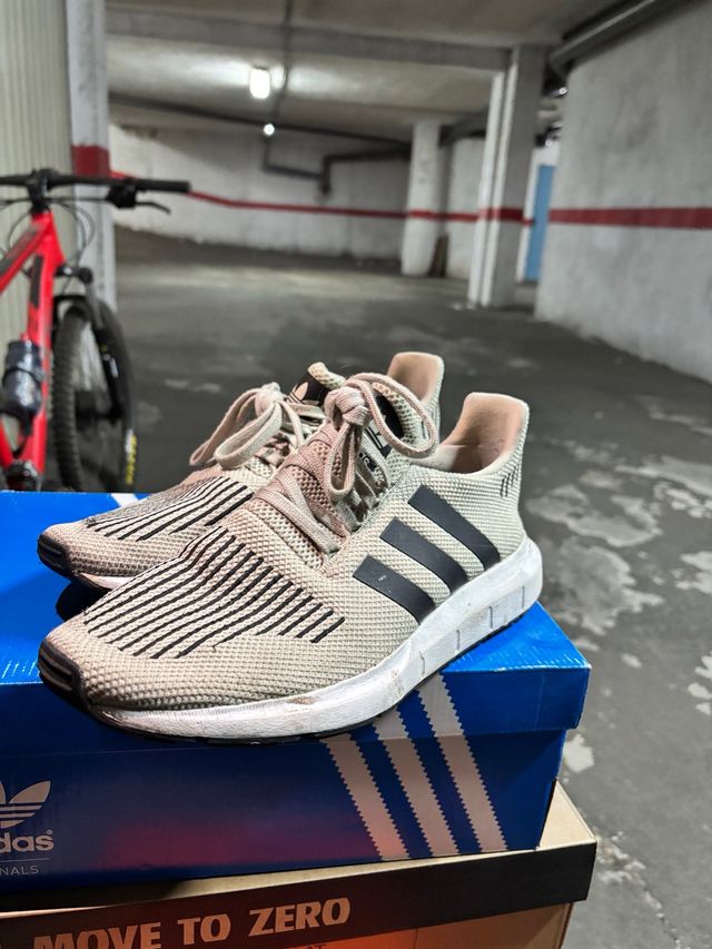 Zapatillas Adidas Beige y Negro