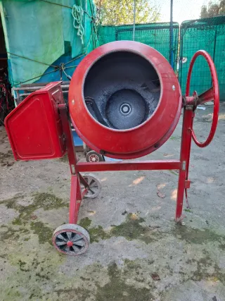 Hormigonera eléctrica roja