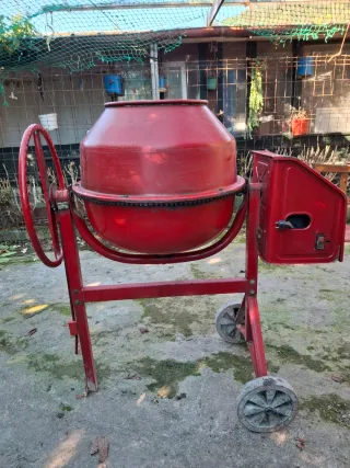Hormigonera eléctrica roja