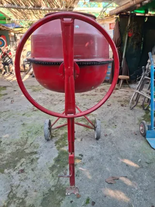 Hormigonera eléctrica roja