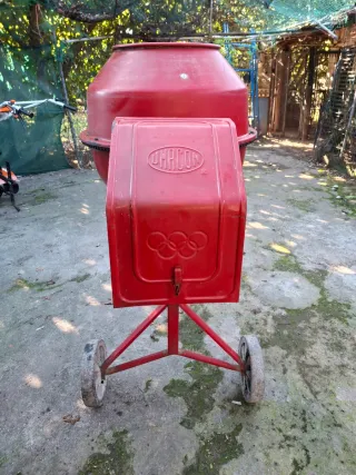 Hormigonera eléctrica roja